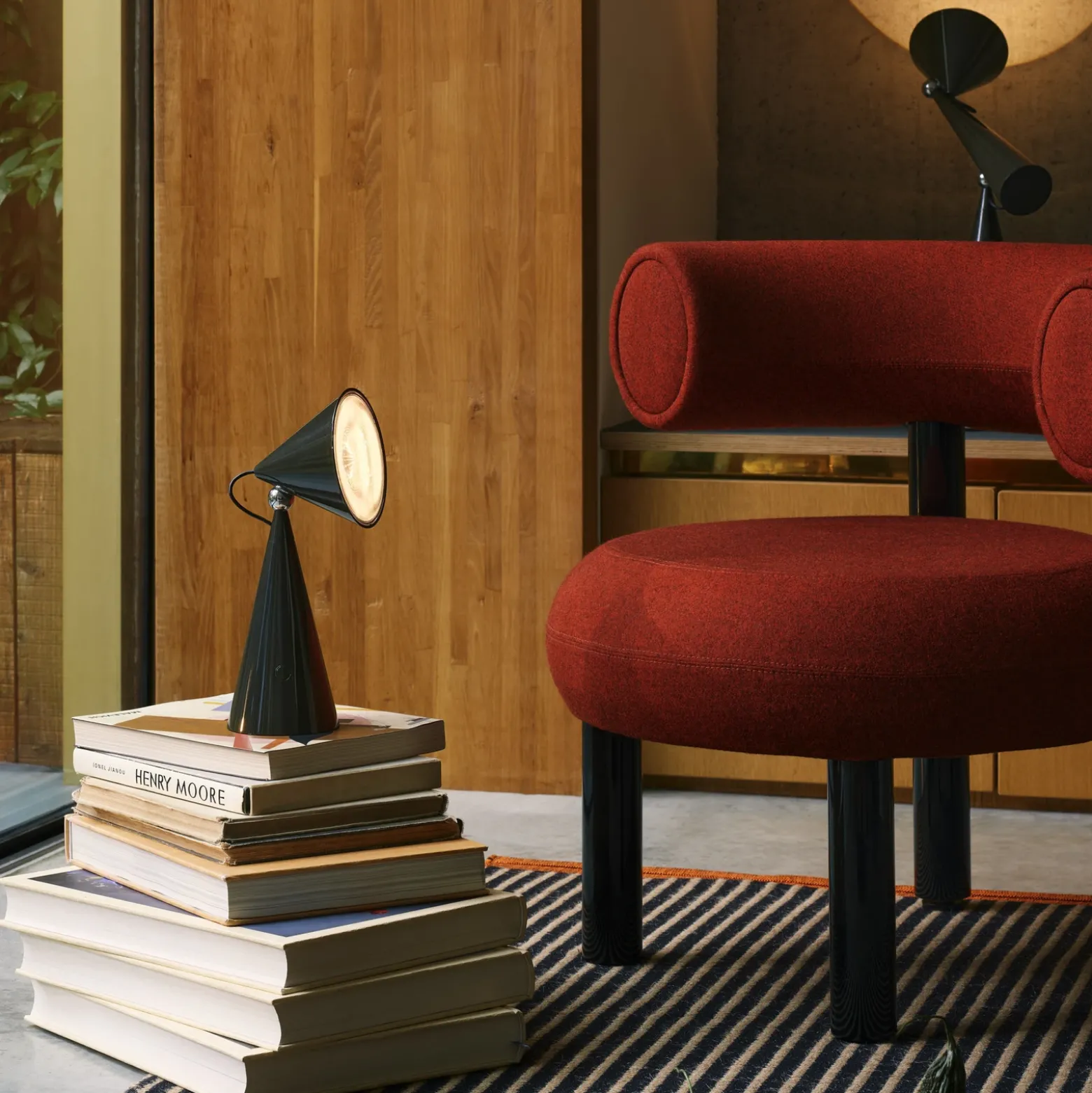 Lámpara de mesa LED Pose de Tom Dixon, antracita, altura 25 cm
