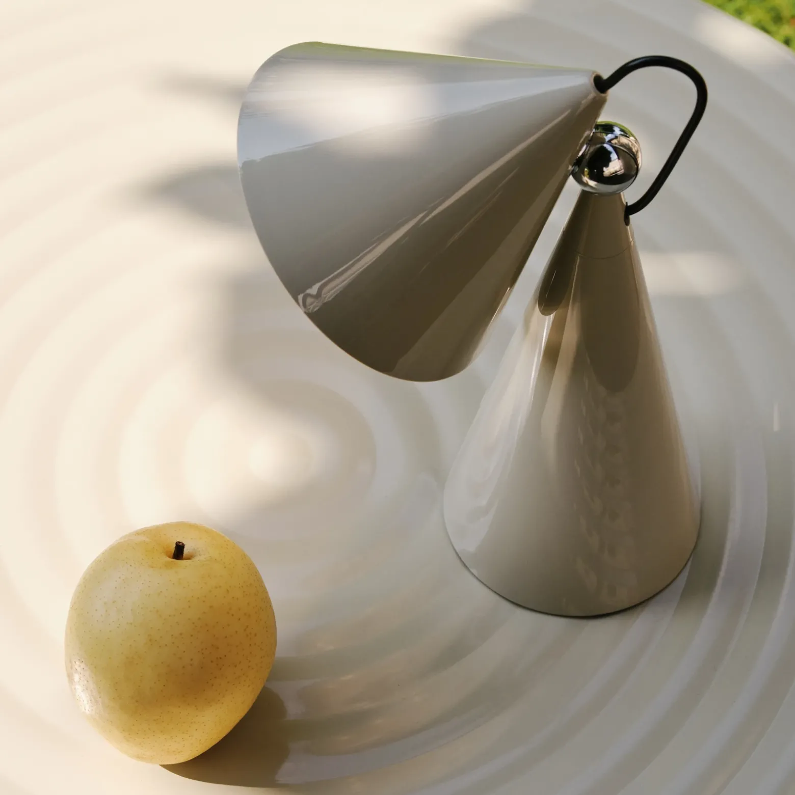 Lámpara de mesa LED Pose de Tom Dixon, gris claro, altura 25 cm