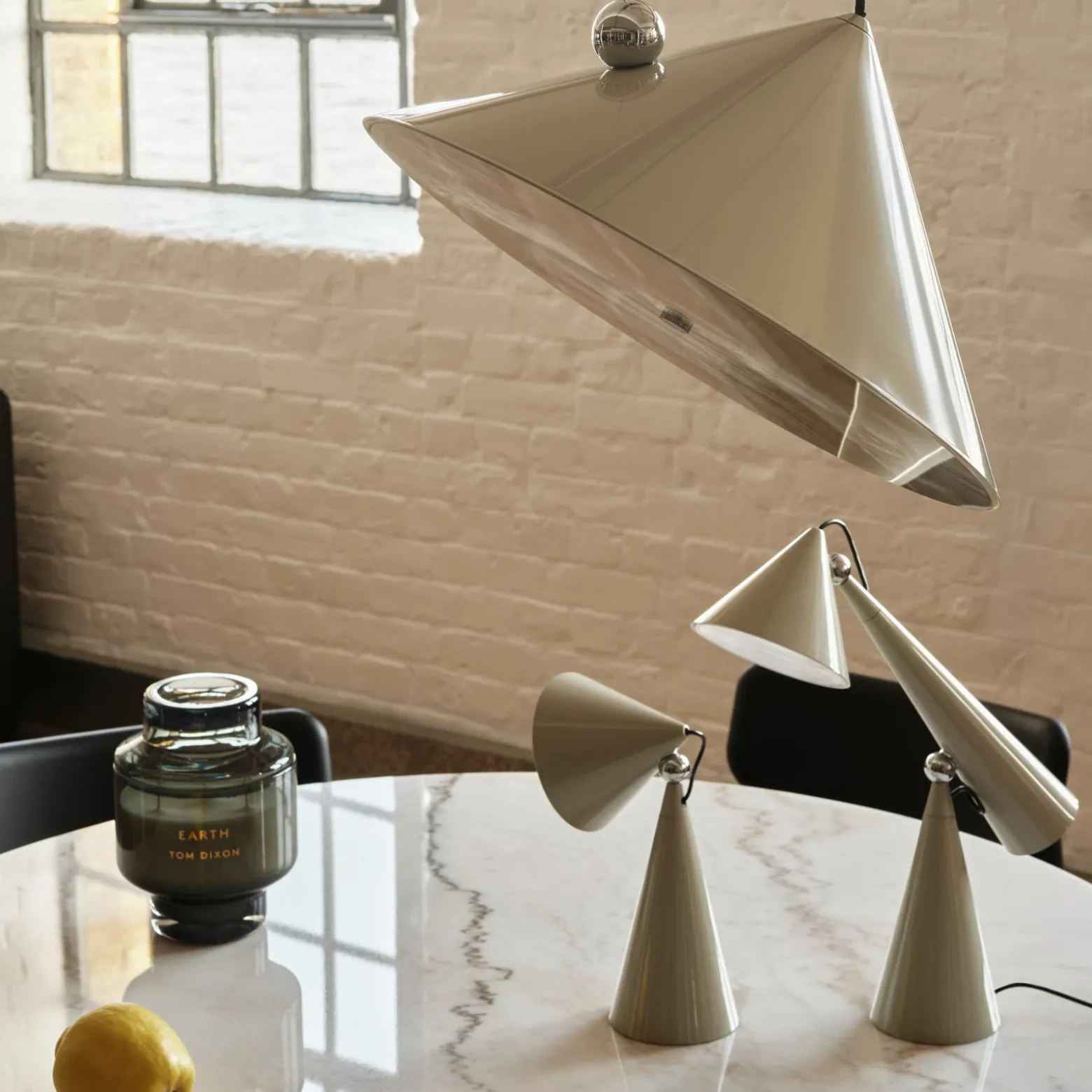 Lámpara de mesa LED Pose de Tom Dixon, gris claro, altura 25 cm