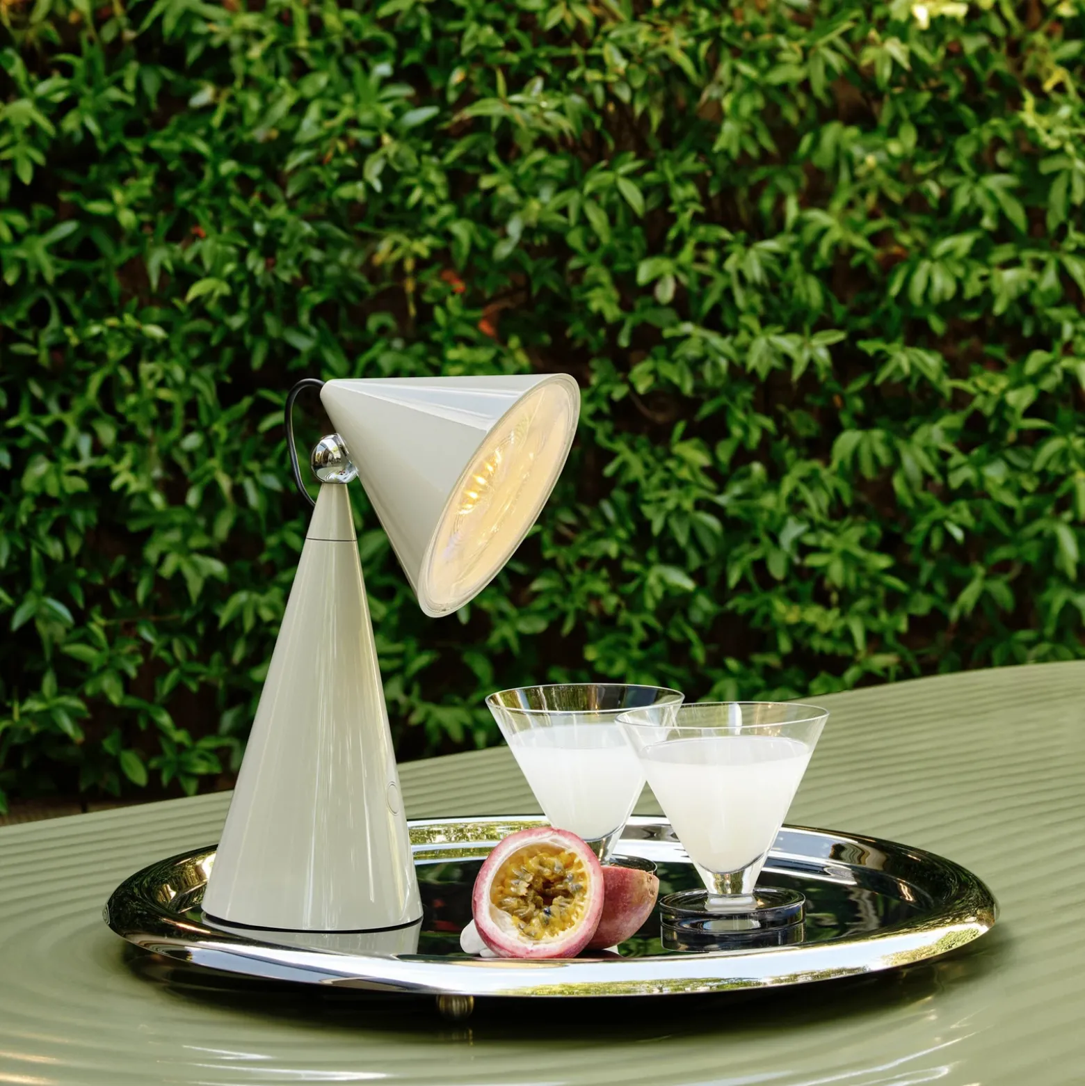 Lámpara de mesa LED Pose de Tom Dixon, gris claro, altura 25 cm