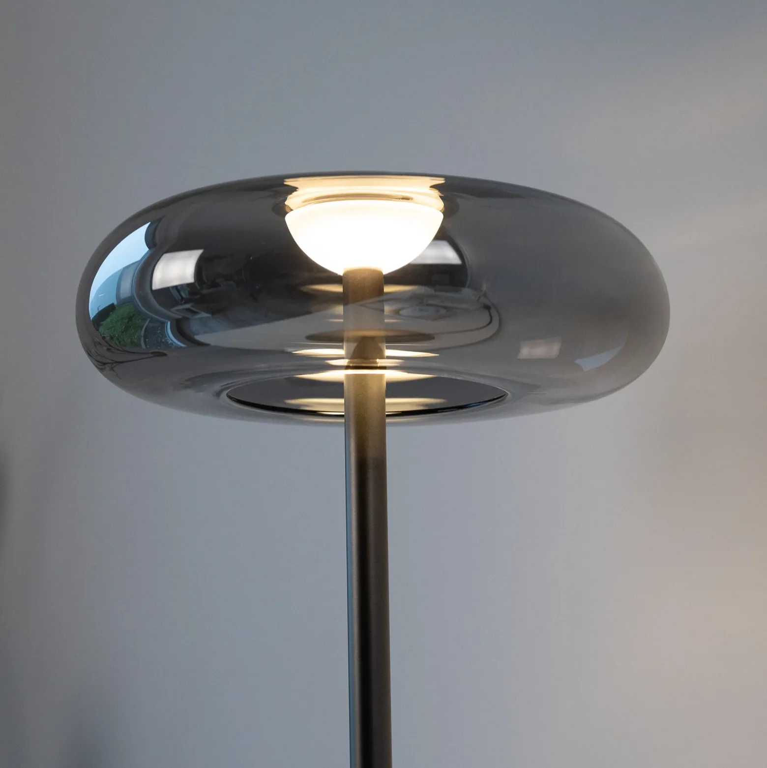 Lámpara de mesa LED Posh de SCHÖNER WOHNEN, cristal ahumado, 3000 K