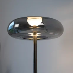 Lámpara de mesa LED Posh de SCHÖNER WOHNEN, cristal ahumado, 3000 K