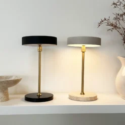 Lámpara de mesa LED recargable Dyberg Larsen «Moonlight», color beige