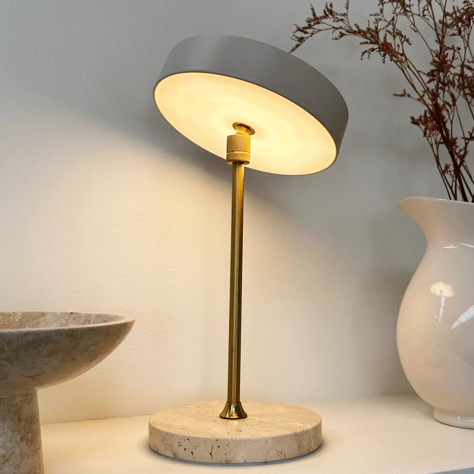 Lámpara de mesa LED recargable Dyberg Larsen «Moonlight», color beige