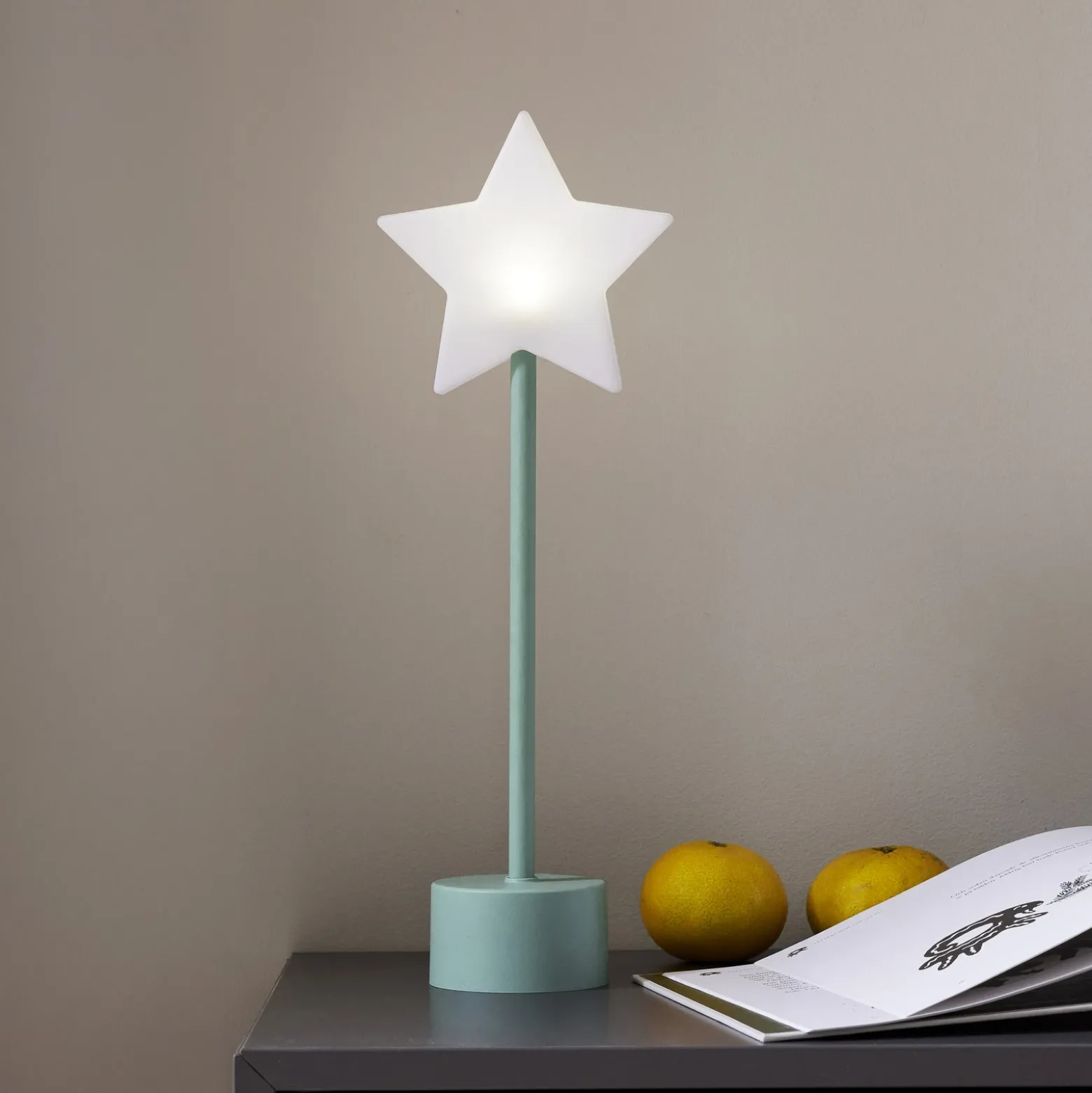 Lámpara de mesa LED recargable Blizz, verde, 40 cm, con forma de estrella,