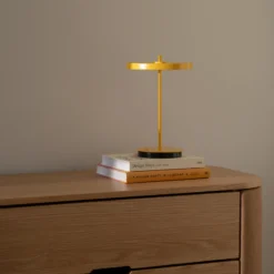 Lámpara de mesa LED recargable UMAGE Asteria Move, amarillo sol liso, 31 cm