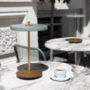Lámpara de mesa LED recargable UMAGE Asteria Move, verde oliva/latón, 31 cm