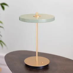 Lámpara de mesa LED recargable UMAGE Asteria Move, verde oliva/latón, 31 cm