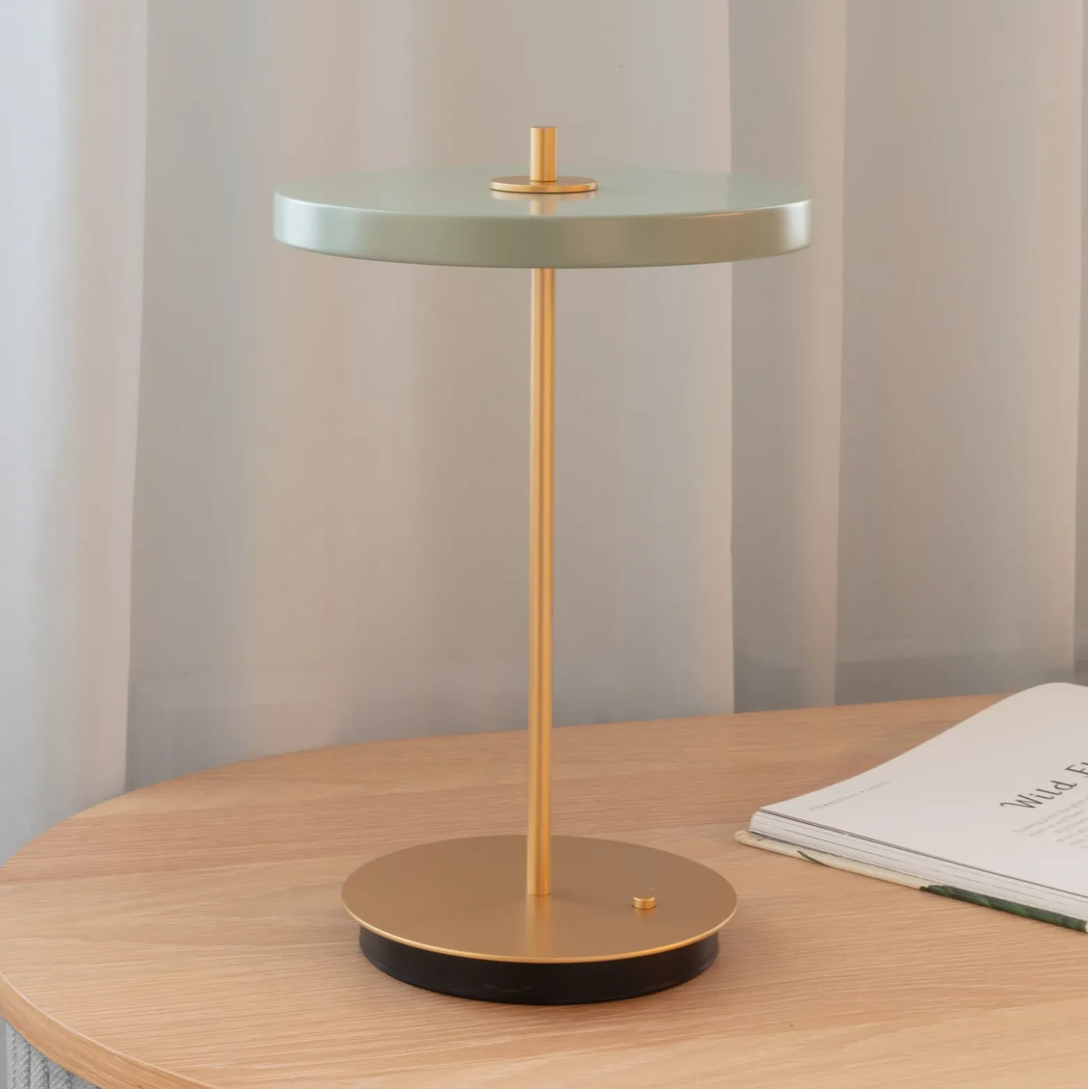 Lámpara de mesa LED recargable UMAGE Asteria Move, verde oliva/latón, 31 cm