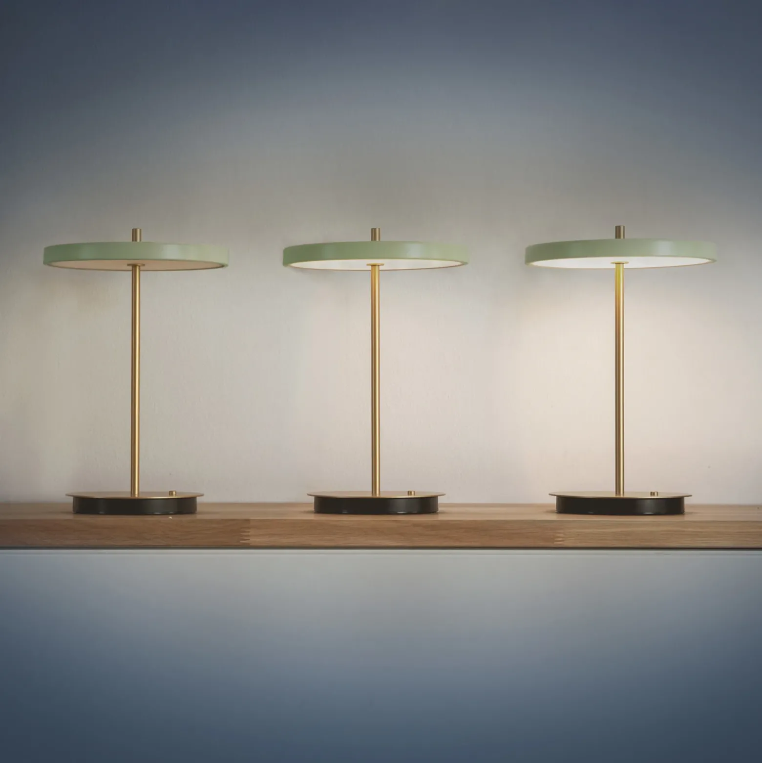 Lámpara de mesa LED recargable UMAGE Asteria Move, verde oliva/latón, 31 cm
