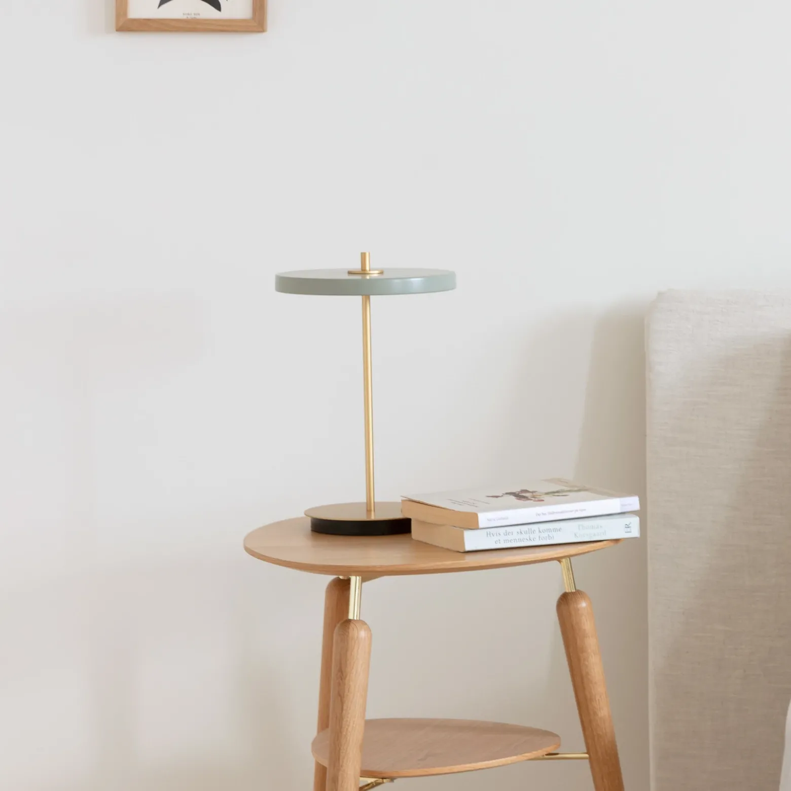 Lámpara de mesa LED recargable UMAGE Asteria Move, verde oliva/latón, 31 cm