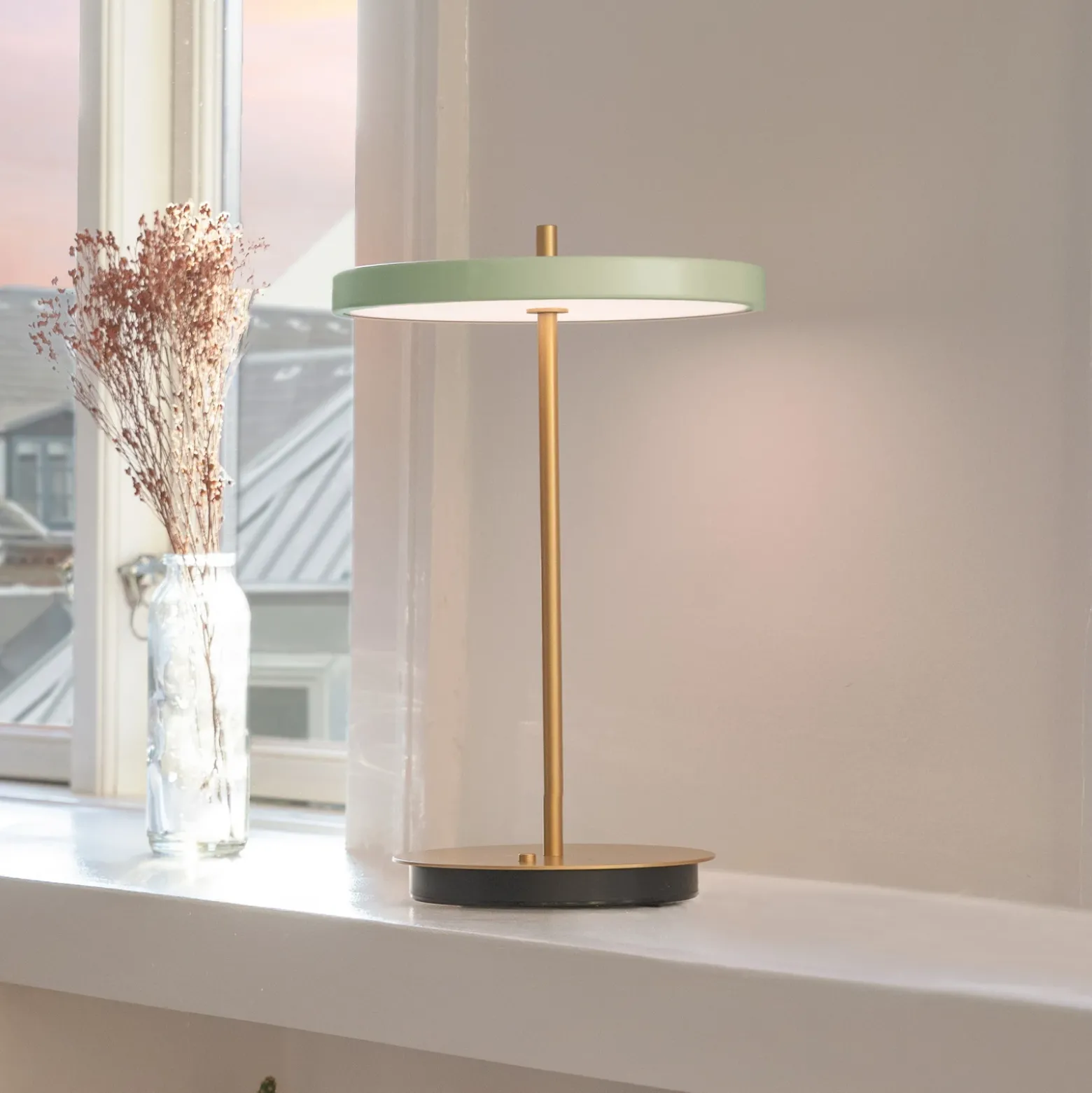 Lámpara de mesa LED recargable UMAGE Asteria Move, verde oliva/latón, 31 cm