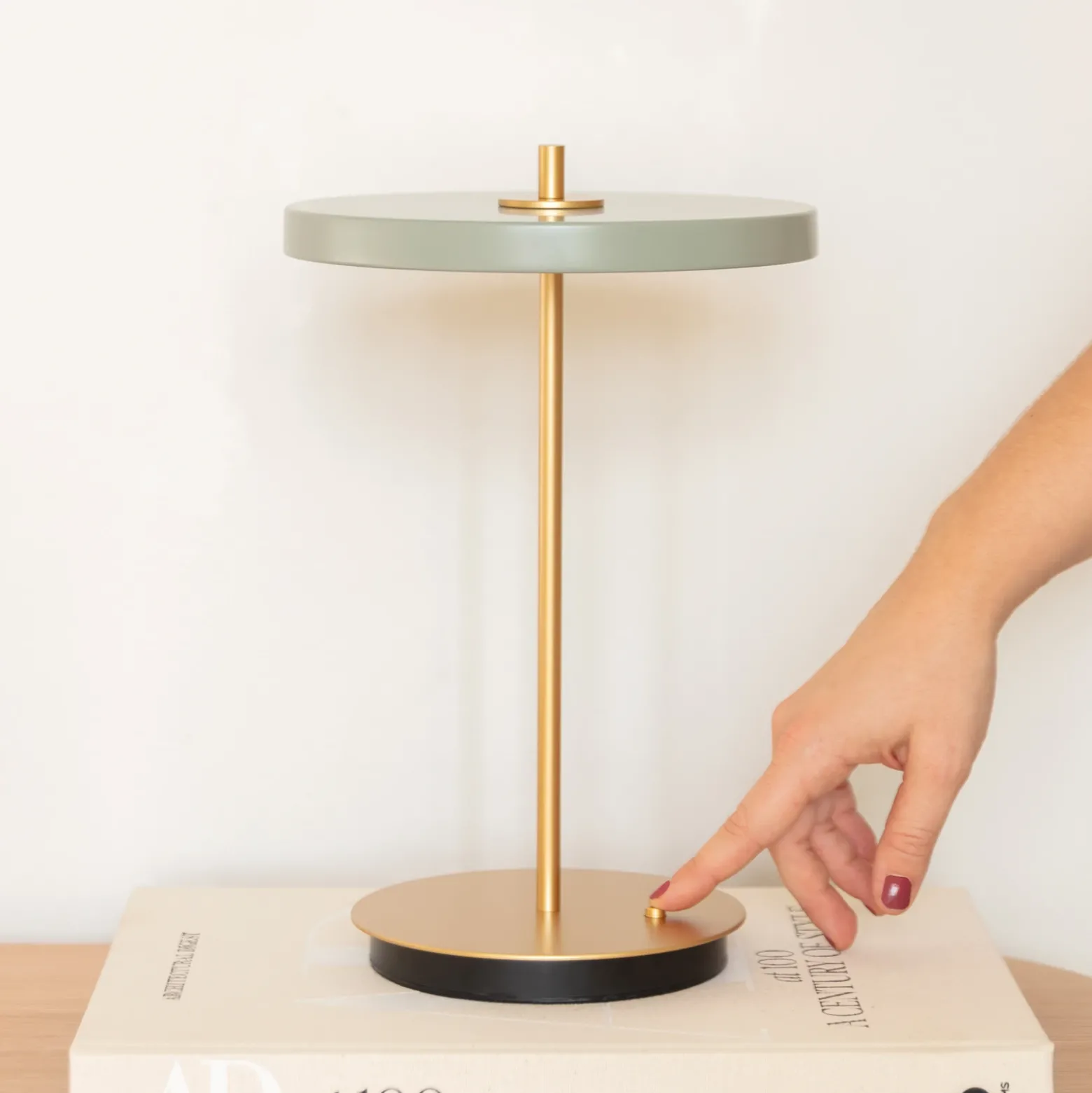 Lámpara de mesa LED recargable UMAGE Asteria Move, verde oliva/latón, 31 cm