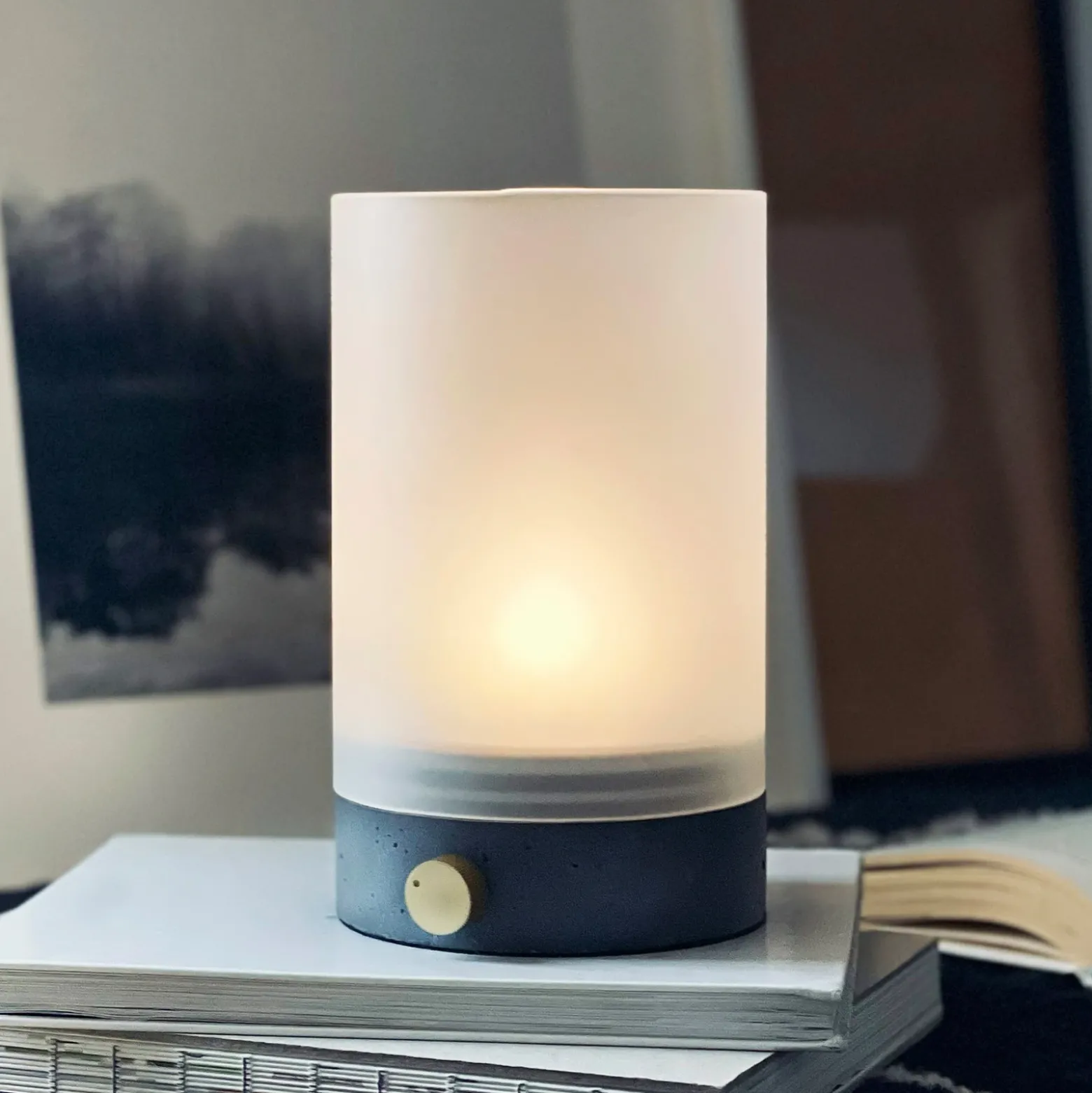 Lámpara de mesa LED recargable Dyberg Larsen Cozy, altura 20,5 cm, hormigón