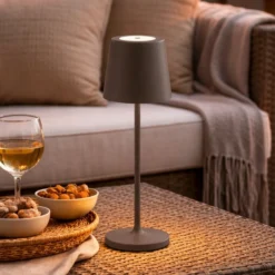 Lámpara de mesa LED recargable Kaami, marrón, altura 37 cm, IP44, atenuable.