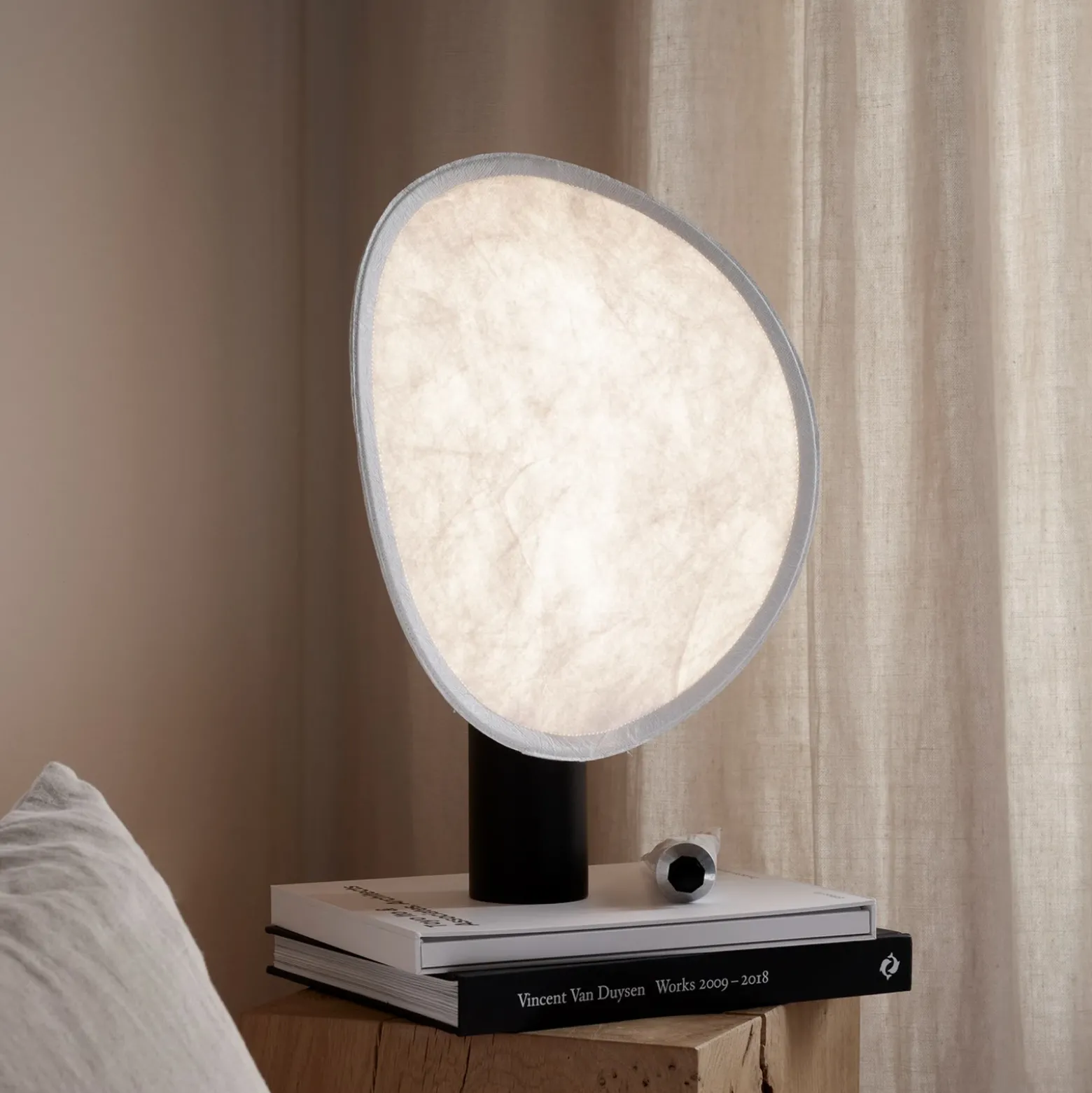 Lámpara de mesa LED recargable New Works Tense, blanco/negro, 43 cm