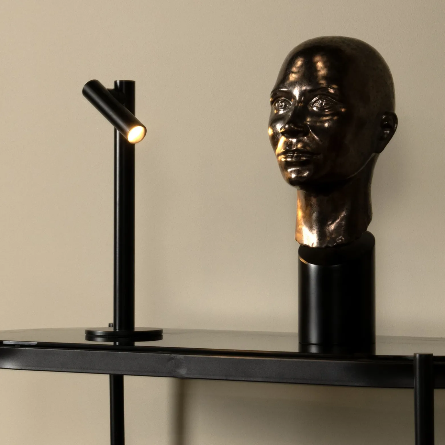Lámpara de mesa LED recargable Antrim, negra, 1 luz, IP54, atenuable