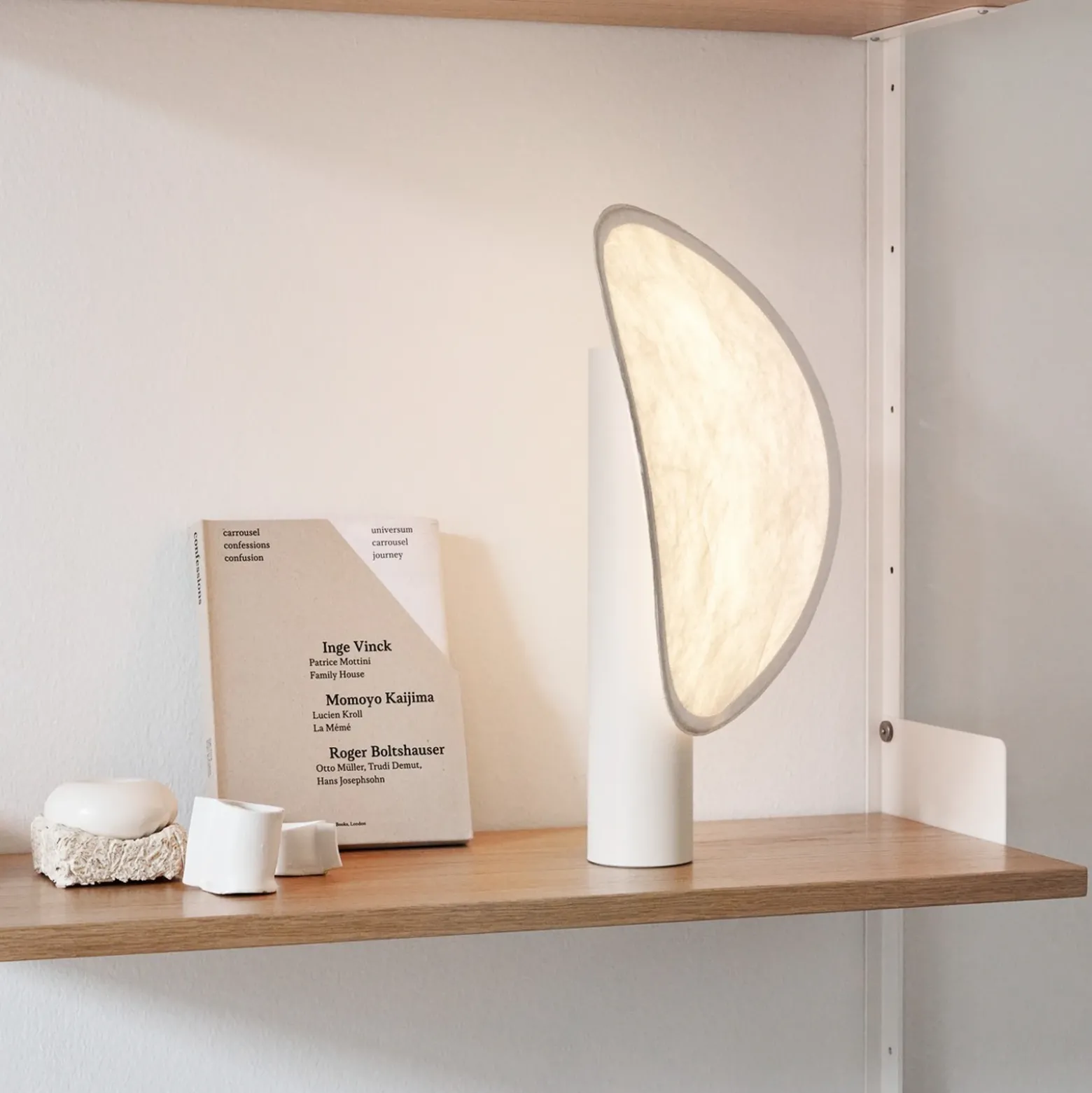 Lámpara de mesa LED recargable New Works Tense, blanca, 43 cm