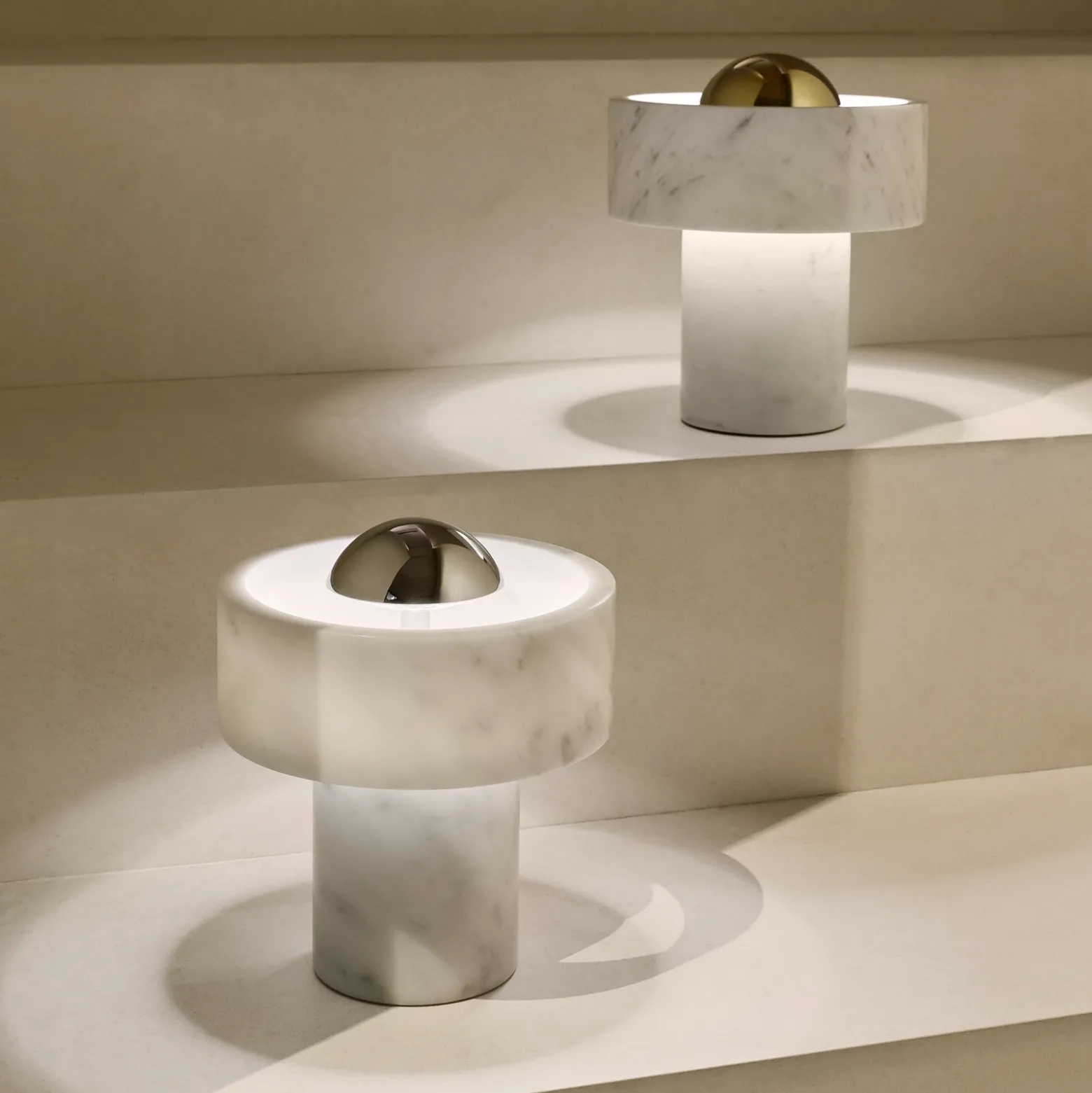 lámpara de mesa LED recargable Stone de Tom Dixon, color plateado, 19 cm