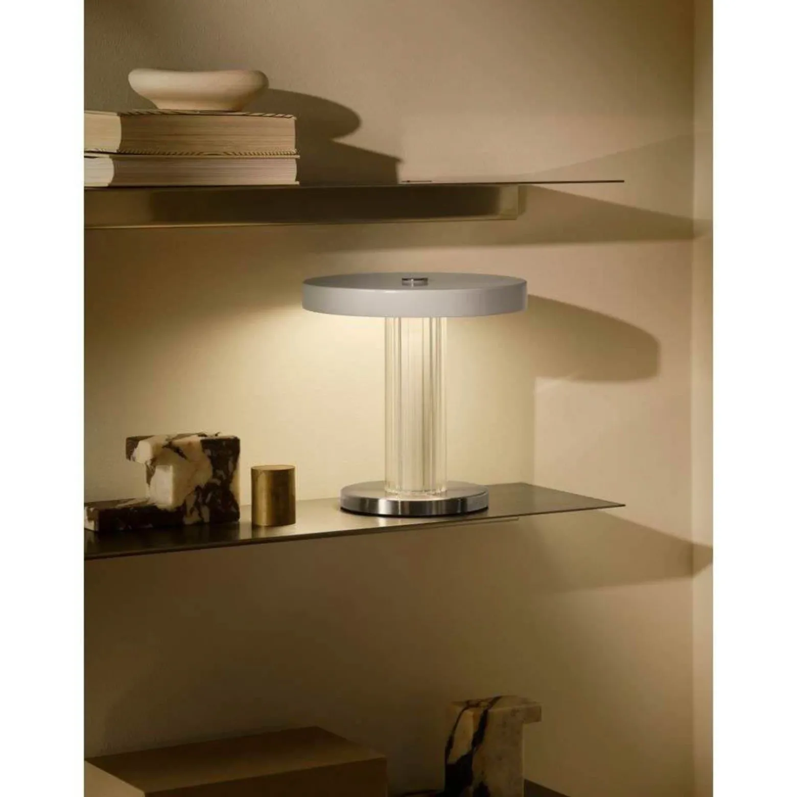 Lámpara de mesa LED recargable Trezzi, blanca, altura 22 cm, metal/vidrio