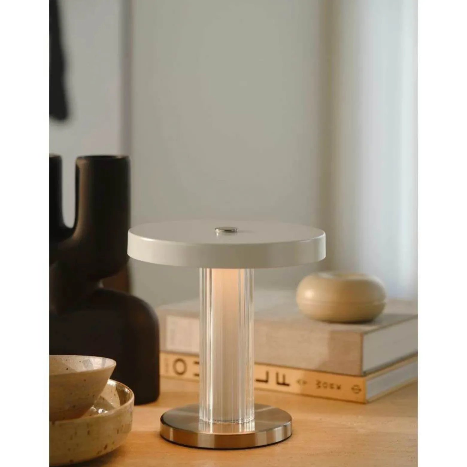 Lámpara de mesa LED recargable Trezzi, blanca, altura 22 cm, metal/vidrio