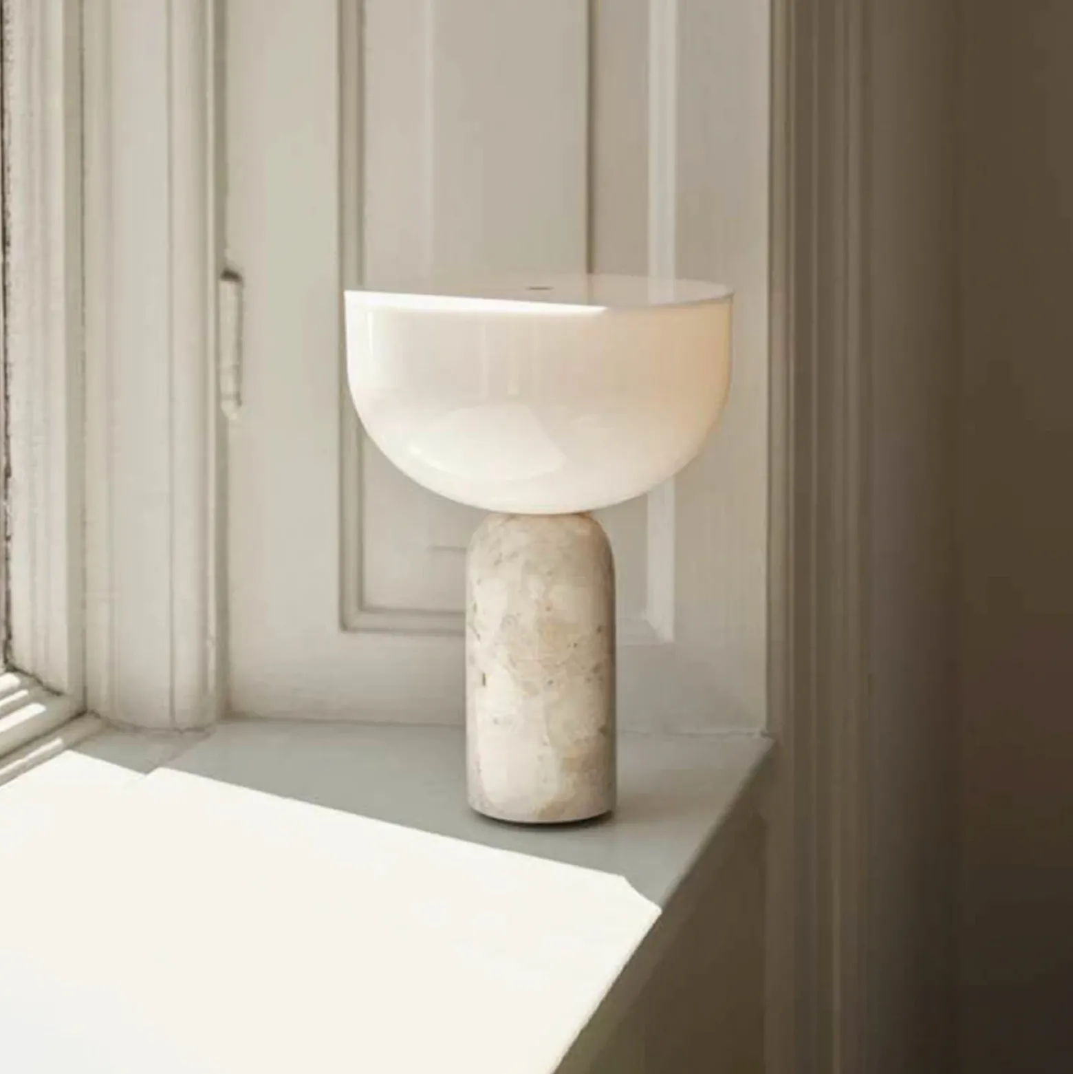 Lámpara de mesa LED recargable New Works Kizu, beige, mármol, atenuable