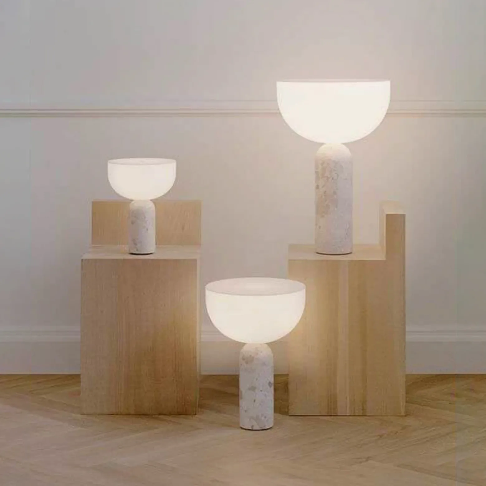 Lámpara de mesa LED recargable New Works Kizu, beige, mármol, atenuable