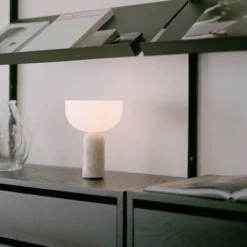Lámpara de mesa LED recargable New Works Kizu, beige, mármol, atenuable