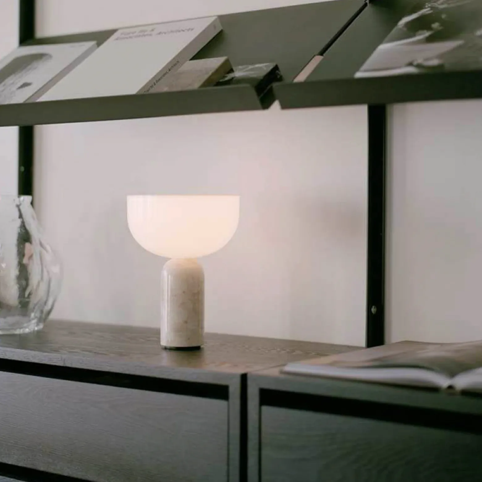 Lámpara de mesa LED recargable New Works Kizu, beige, mármol, atenuable