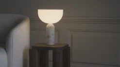 Lámpara de mesa LED recargable New Works Kizu, beige, mármol, atenuable