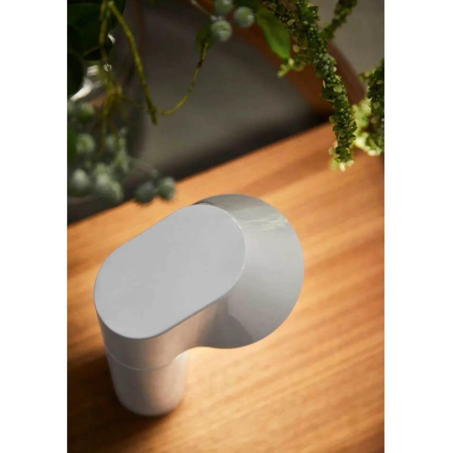 lámpara de mesa LED recargable LOOM DESIGN Willow, blanca, aluminio, IP54