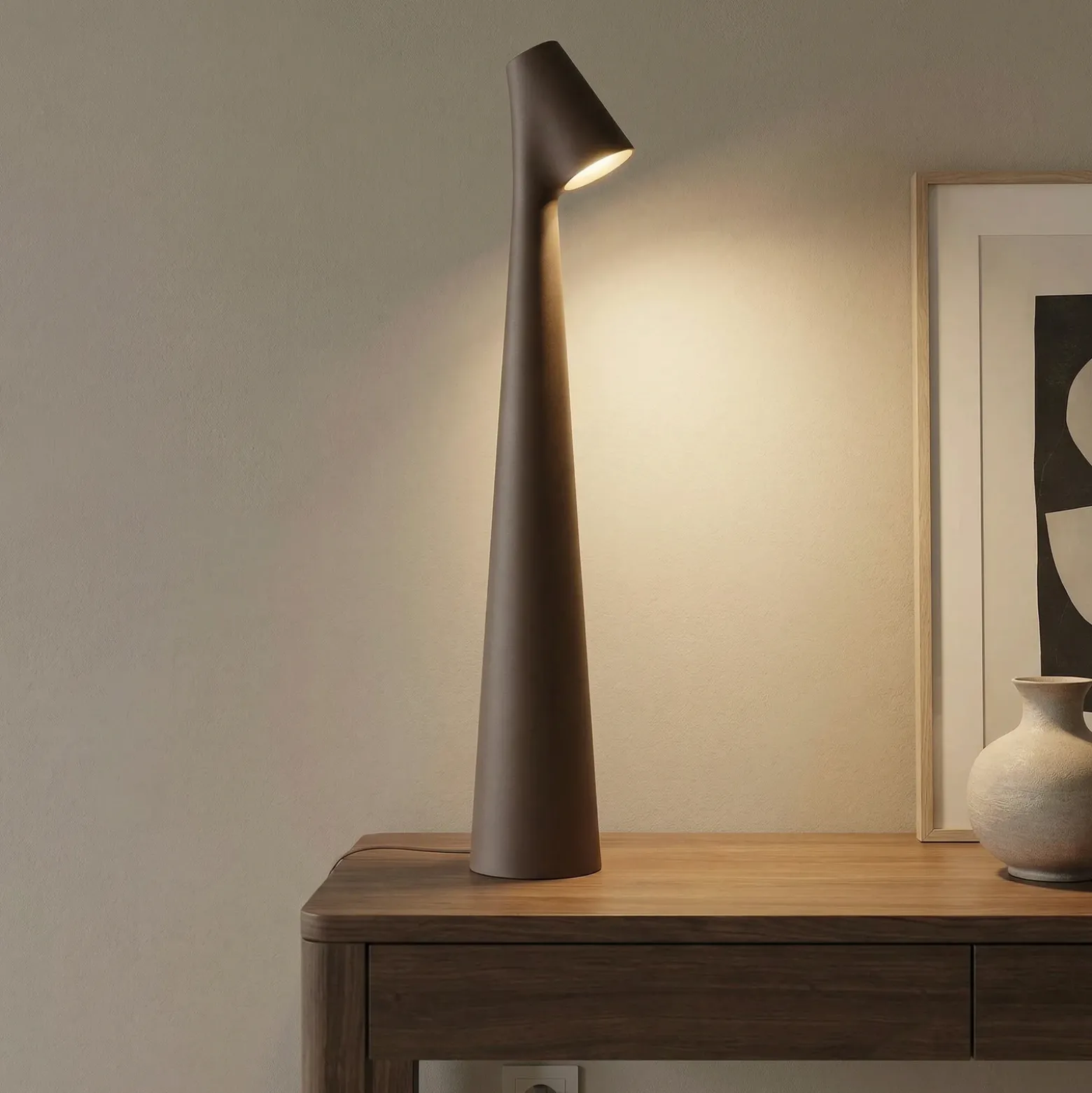 Lámpara de mesa LED recargable Africa de Vibia, altura 40 cm, marrón oscuro