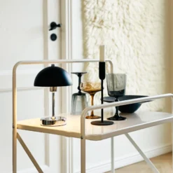 Lámpara de mesa LED recargable Malmö de Dyberg Larsen, altura 23 cm, metal
