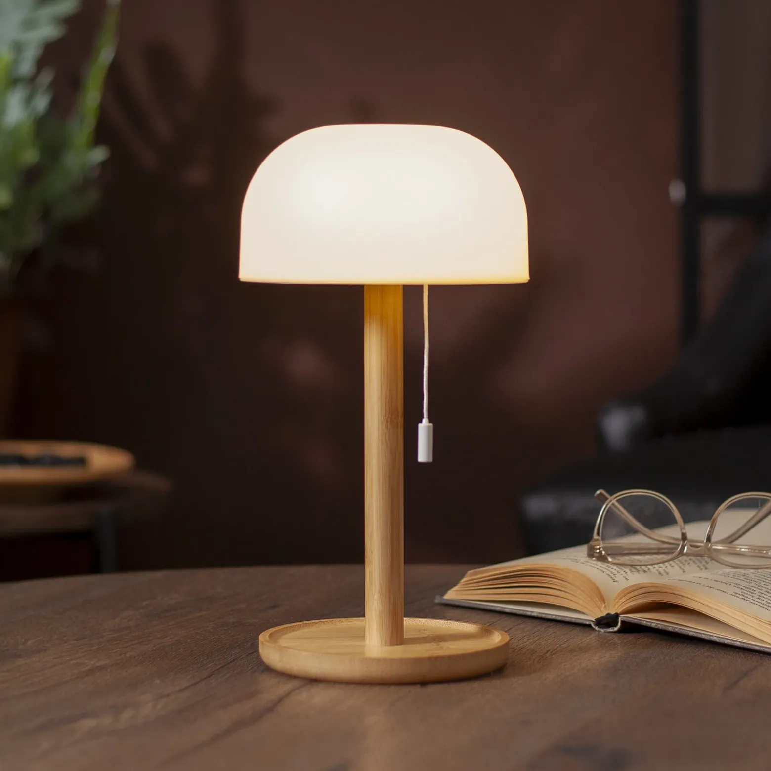 Lámpara de mesa LED recargable Tara, blanco/bambú, 28 cm, CCT