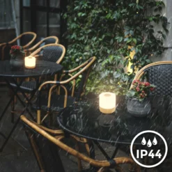 Lámpara de mesa LED recargable Cita con acabado en madera, USB-C, 2700 K,