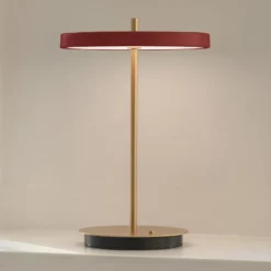 lámpara de mesa LED recargable UMAGE Asteria Move rojo rubí/latón 31 cm