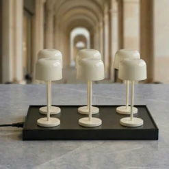 Lámpara de mesa LED recargable Quill, beige, 6 unidades, estación de carga
