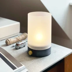 Lámpara de mesa LED recargable Dyberg Larsen Cozy, altura 20,5 cm, hormigón