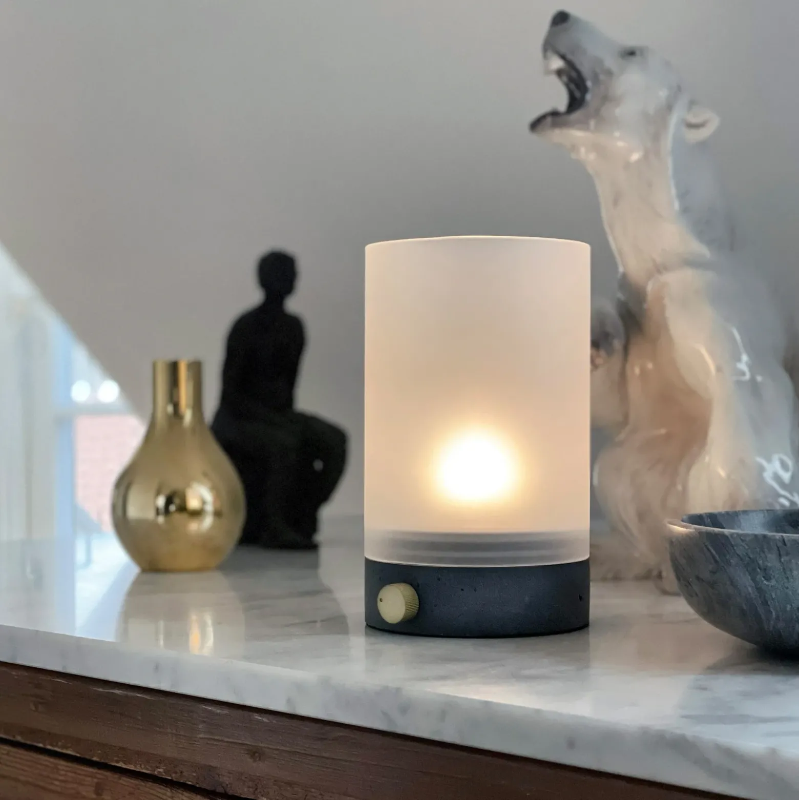 Lámpara de mesa LED recargable Dyberg Larsen Cozy, altura 20,5 cm, hormigón