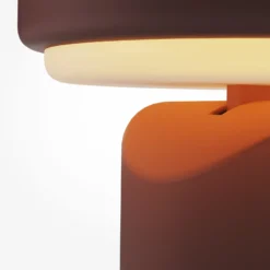 Lámpara de mesa LED recargable Topo, roja, altura 20 cm, metal, atenuador de