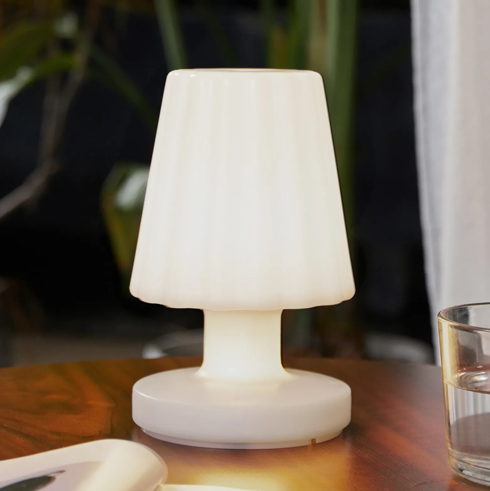 Lámpara de mesa LED recargable Jovem de Lindby, blanca, plástico, RGB