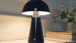 Lámpara de mesa LED recargable Lindby Nevijo, azul, Ø 20 cm, USB, atenuador