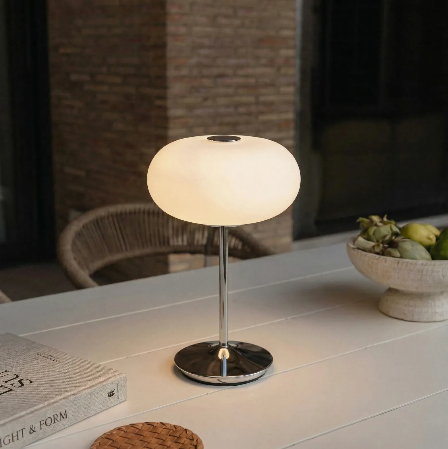 Lámpara de mesa LED recargable Lucande Anoria, cromada/blanca, cristal, IP44,