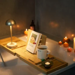 Lámpara de mesa LED recargable Lindby Pippin, dorada/travertino, IP44