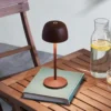 Lámpara de mesa LED recargable Lindby Arietty, marrón, atenuable, IP65