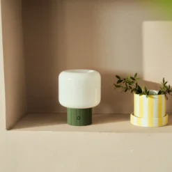 Lámpara de mesa LED recargable Lucande Katrin Palme, verde, cristal