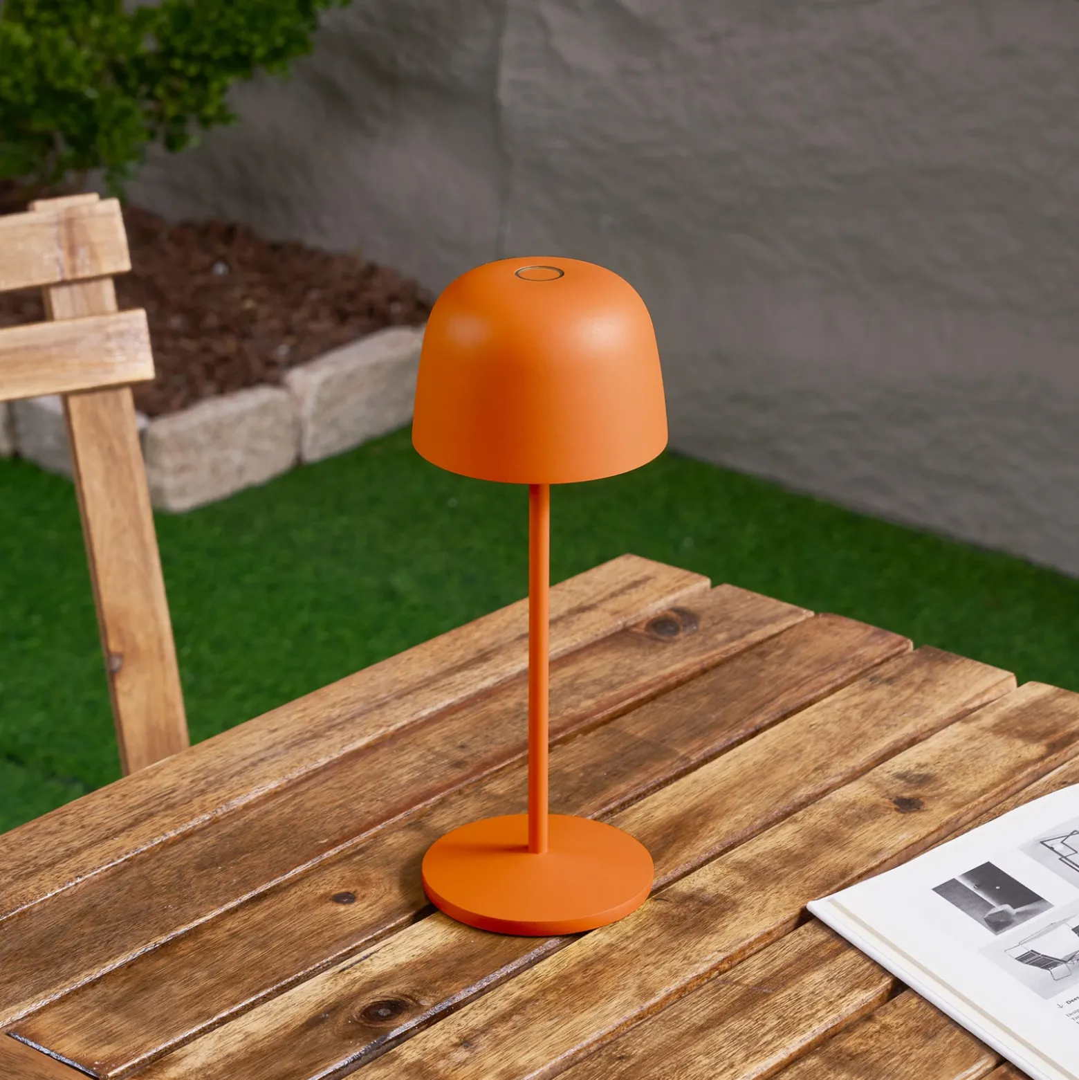 Lámpara de mesa LED recargable Arietty de Lindby, naranja, atenuable, IP65