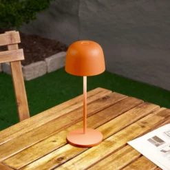 Lámpara de mesa LED recargable Arietty de Lindby, naranja, atenuable, IP65