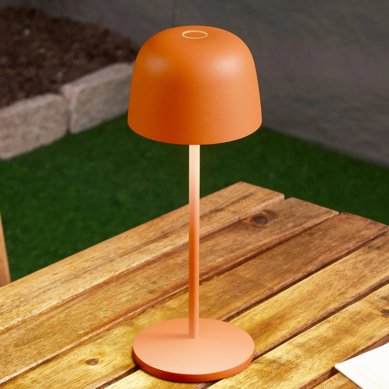 Lámpara de mesa LED recargable Arietty de Lindby, naranja, atenuable, IP65