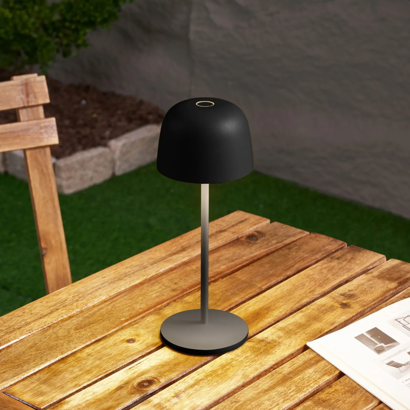 Lámpara de mesa LED recargable Lindby Arietty, negra, atenuable, IP65